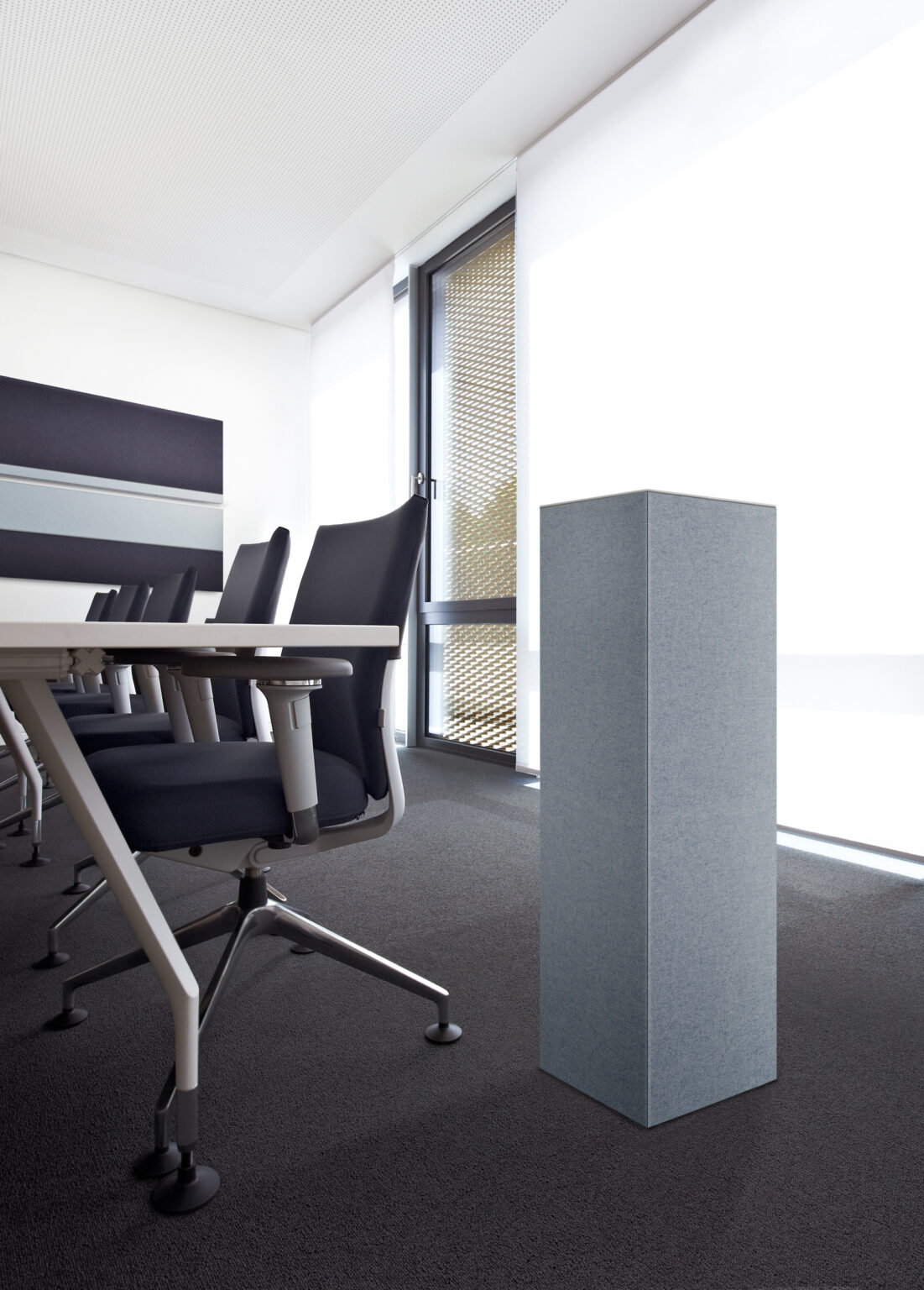 Sound Butler in Filz-Grau in einem modernen Wohnraum