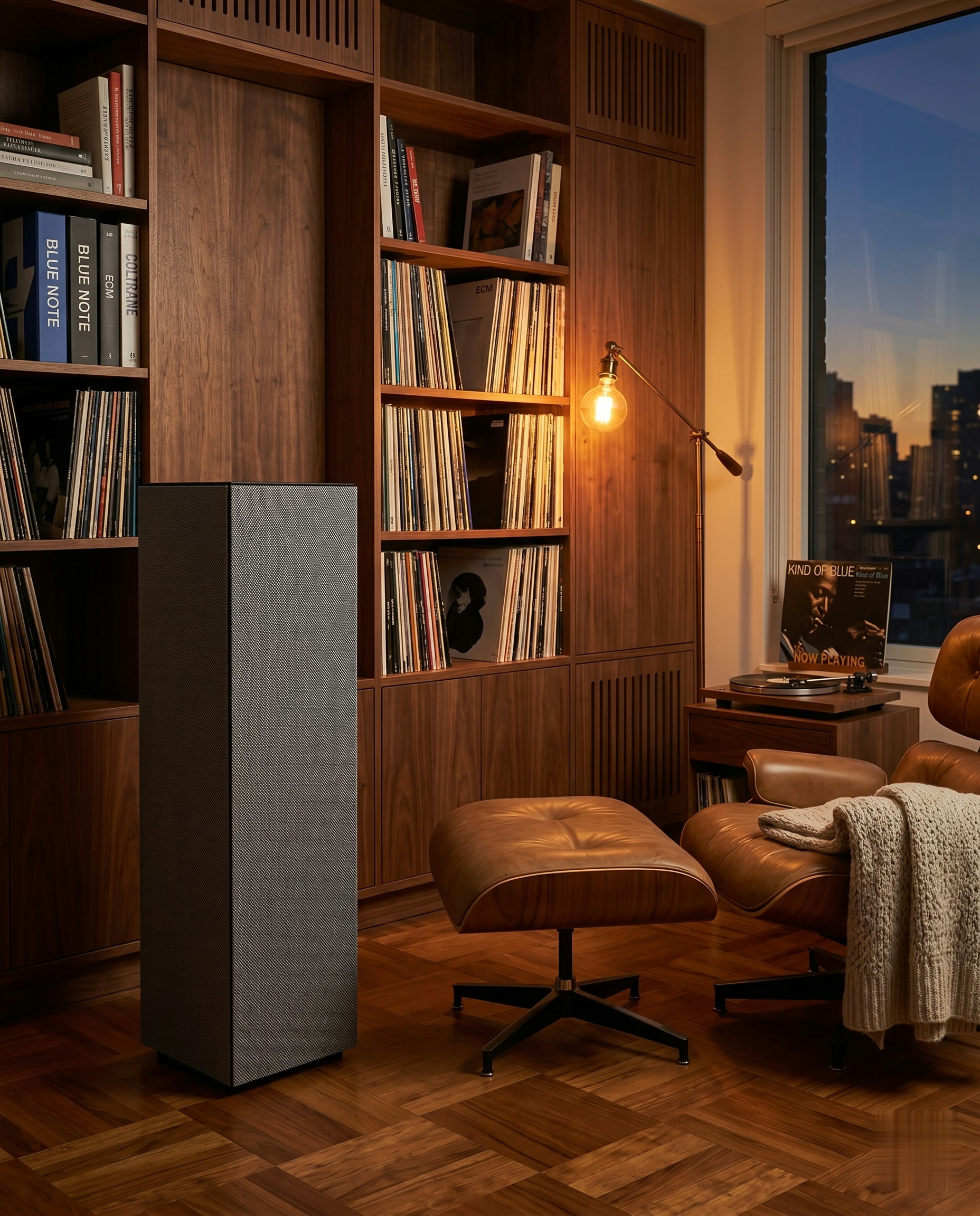 Sound Butler in einem Hörraum mit Plattensammlung und Lounge-Sessel