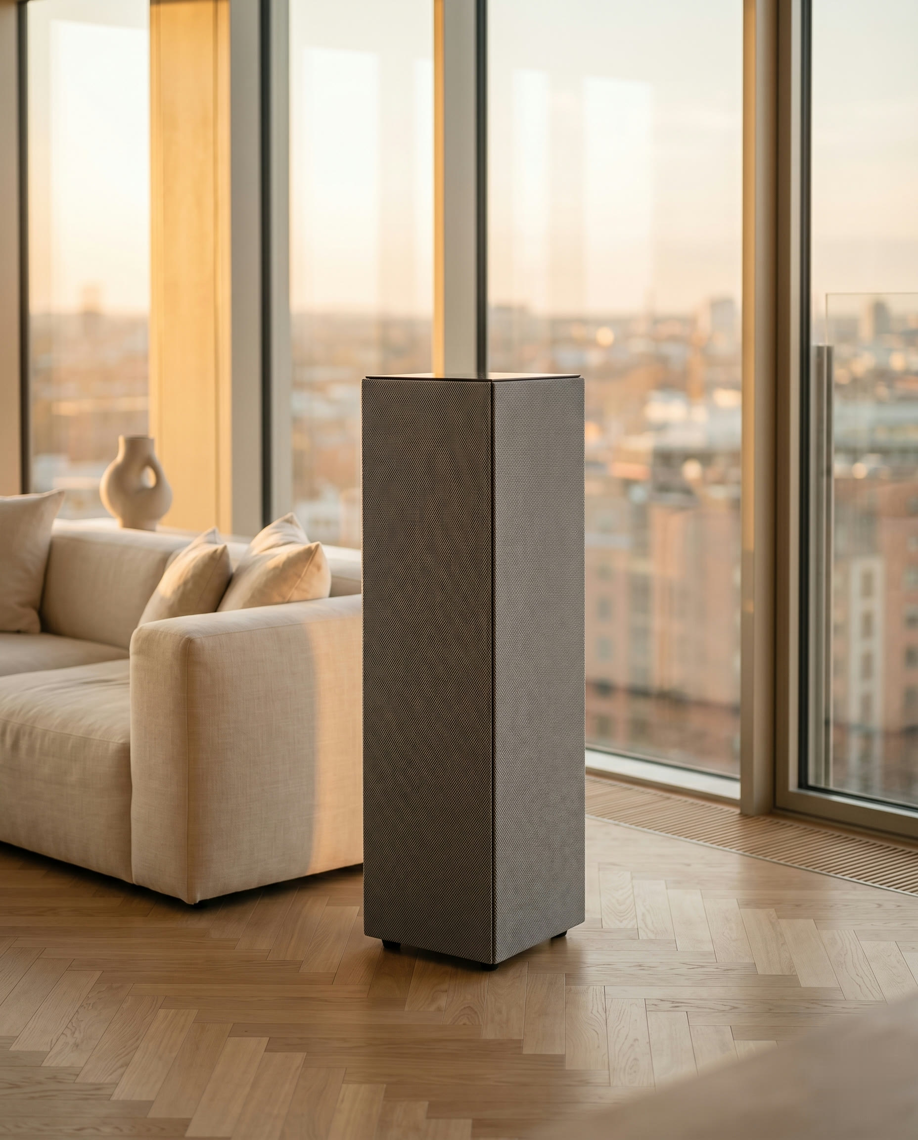 Sound Butler in einem Penthouse-Wohnzimmer mit Parkett bei Abendlicht